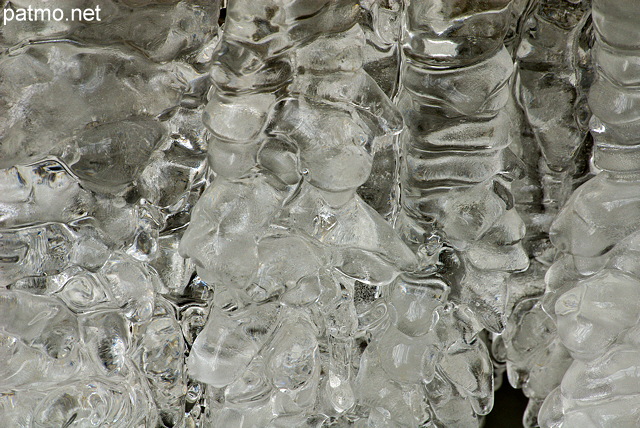 Photo en gros plan de stalactites de glace dans le Fornant en Haute Savoie