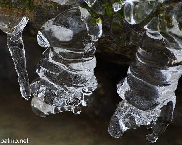 Image de stalactites de glace au dessus du torrent du Fornant en Haute Savoie