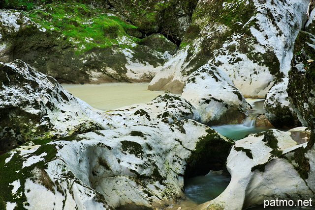 Image de roches calcaires dans le lit de la rivière du Chéran dans le Massif des Bauges