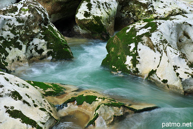 Photographie de l'eau courant entre des rochers dans le lit de la rivière du Chéran - Massif des Bauges