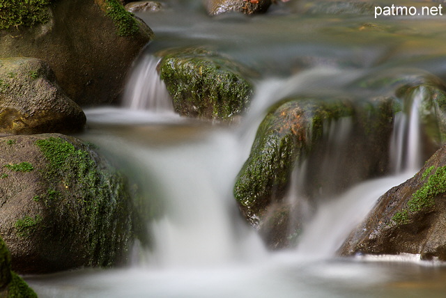 Photographie de petites cascades dans le ruisseau du Fornant