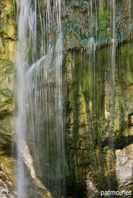 Photo de détail de la cascade du Chapeau de Gendarme près de Septmoncel dans le Jura