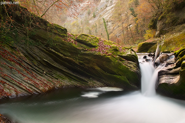 Image of an autumn waterfall on Cheran river