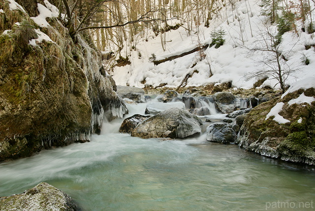 Photographie des bords de la Valserine en hiver
