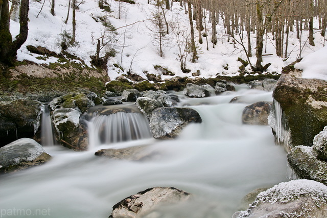 Image de la rivière de la Valserine en hiver dans le Parc Naturel Régional du Haut Jura