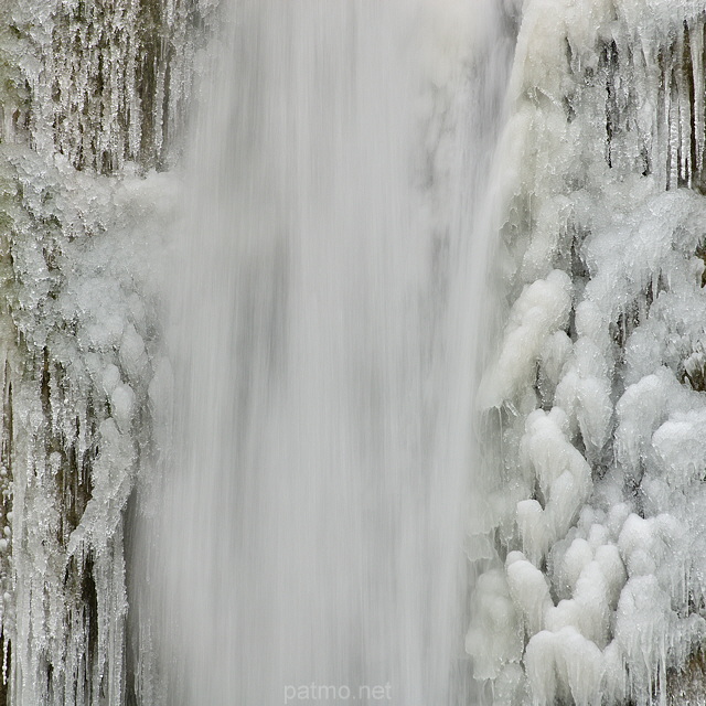 Gros plan de la glace autour de la cascade de Barbennaz durant l'hiver 2012