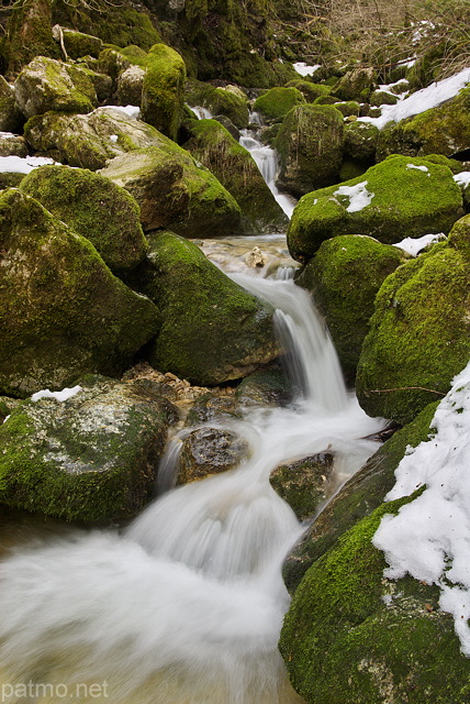 Photo de petites cascades de fin d'hiver dans les ruisseaux de Septmoncel