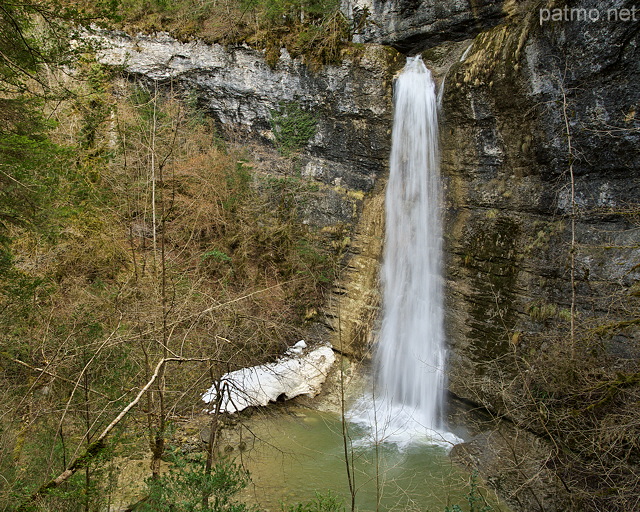 Image de la cascade de la Queue de l'Ane sur le ruisseau du Gros Dard dans le Jura
