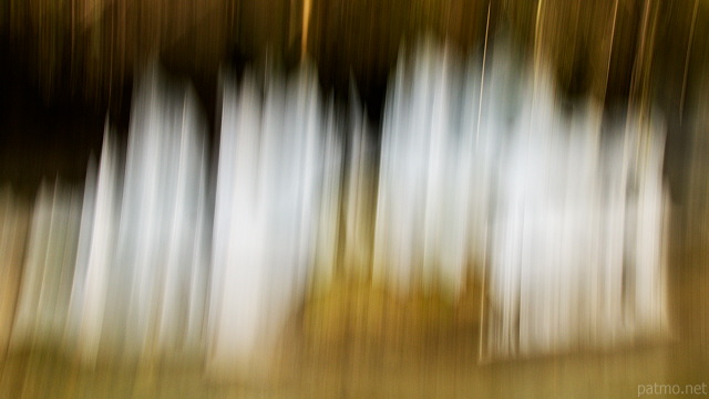 Image abstraite de glaçons sur les bords de la rivière du Fornant