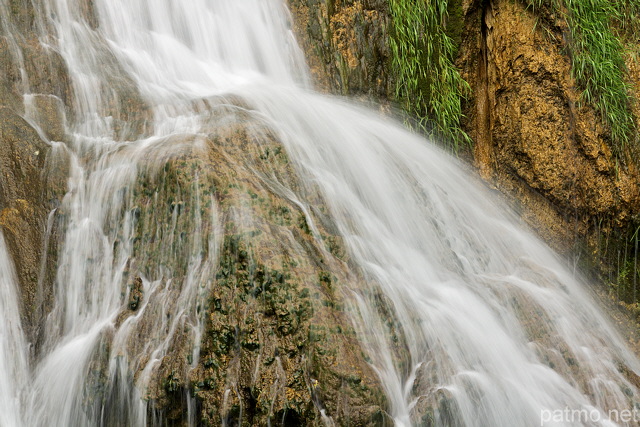 Photo d'un rocher arrosé par l'eau de la cascade de Glandieu