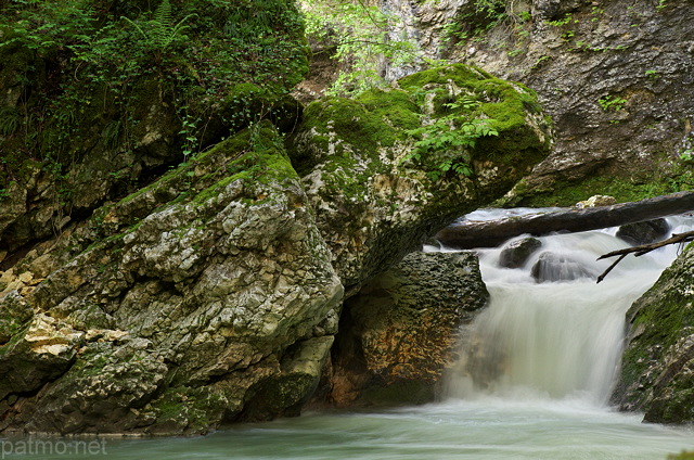 Photographie d'une cascade de printemps dans le torrent du Fornant en Haute Savoie