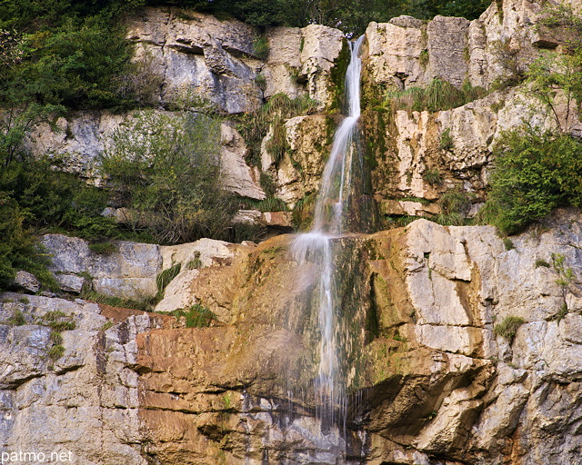 Image en gros plan de la partie supérieure de la cascade de la Queue de Cheval dans le Haut Jura