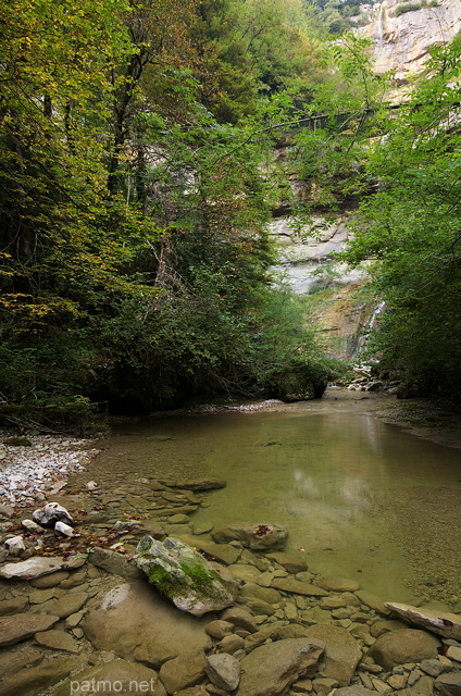 Image de ruisseau en sous bois en aval de la cascade de la Queue de Cheval