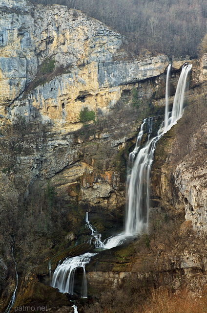 Photographie des couleurs d'hiver autour de la cascade de Charabotte dans l'Ain