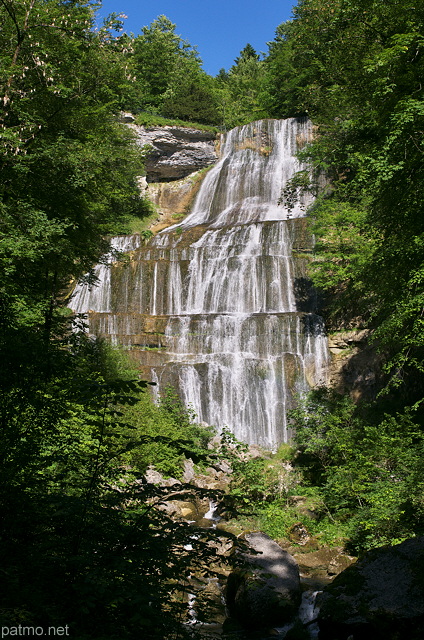 Photographie de la cascade de l'Eventail au printemps dans le Jura