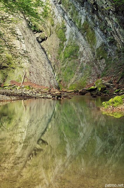 Picture of rocks reflected on the water of Fornant river