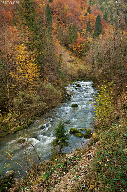 Photo des couleurs d'automne dans la vallée du Flumen