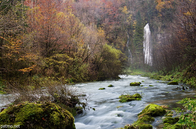 Photo des gorges du Flumen dans une ambiance d'automne. Jura