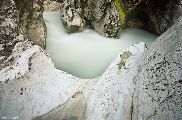 Image de cascade et de berges calcaires dans le torrent du Fornant en Haute Savoie