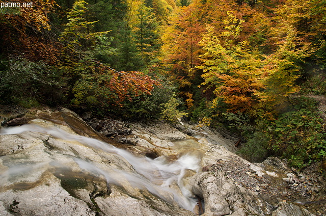 Image de la partie inférieure de la cascade de la Diomaz en automne
