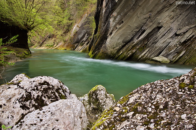 Picture of Cheran river running between rocks and cliffs