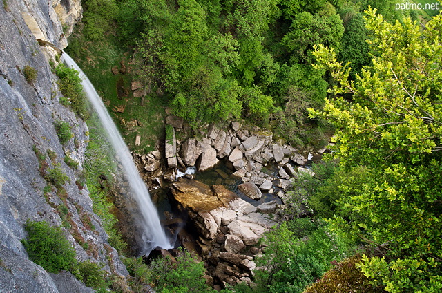 Photo de la cascade de Cerveyrieu au printemps dans le Valromey