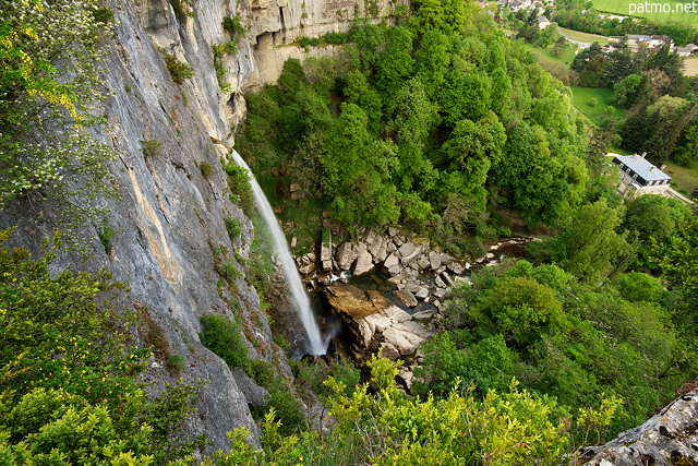 Photo de la cascade de Cerveyrieu entourée de verdure printanière dans le Valromey