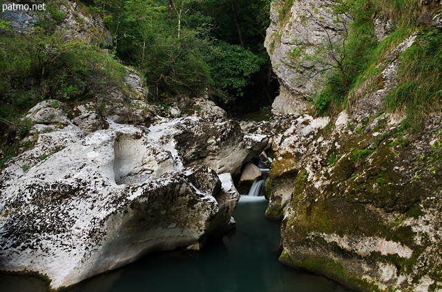 Paysage d'été autour de la rivière du Fornant en Haute Savoie
