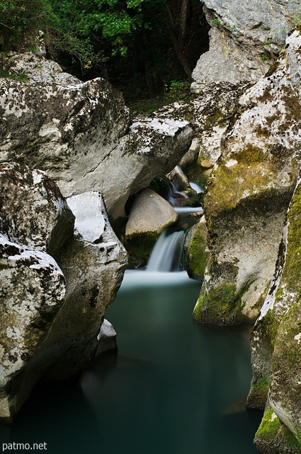 Photo de la rivière du Fornant à travers un petit défilé rocheux