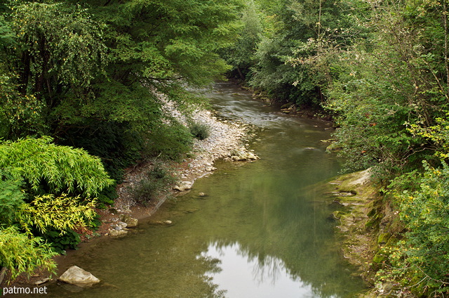 Image de la rivière des Usses en été entre Musièges et Chilly