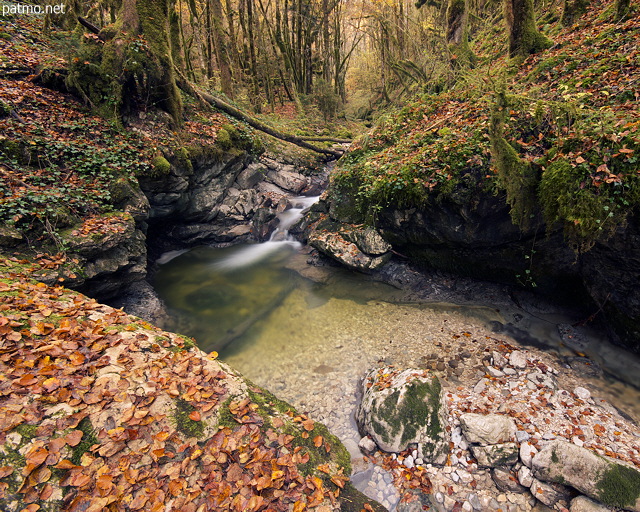 Photographie de la rivière de l'Abîme en automne