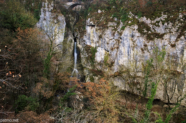 Image d'hiver dans le canyon du Fornant autour de la cascade de Barbennaz