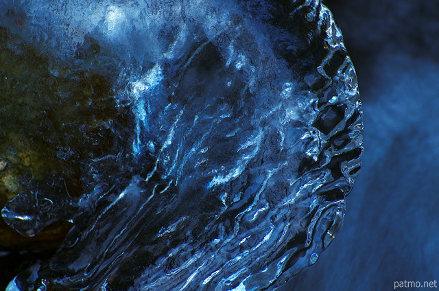 Photographie de la glace sur les rochers dans la rivière du fornant