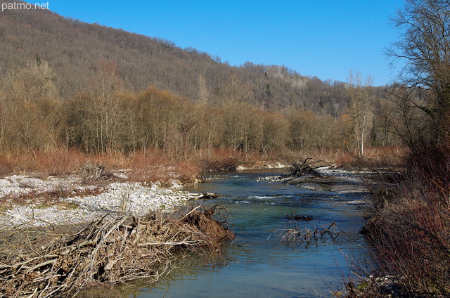 Image du ciel bleu et de la végétation hivernale autour de la rivière des Usses