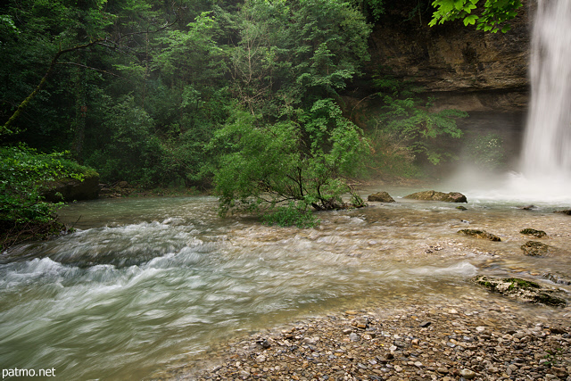 Photo d'une ambiance de printemps sur la cascade et la rivière de la Dorches
