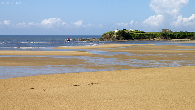 Photo d'une plage de sable au bord de l'atlantique prs de Guidel en Bretagne