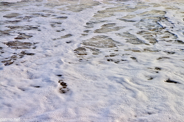 Photographie de l'cume des vagues de l'atlantique sur une plage du Morbihan