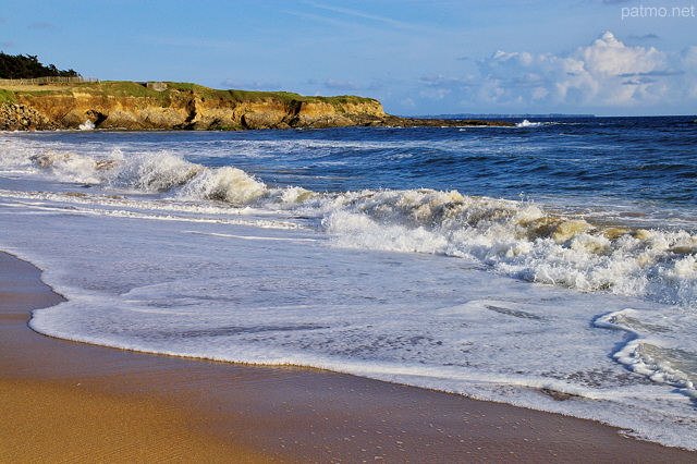 Image de vagues sur la plage de Guidel en Bretagne