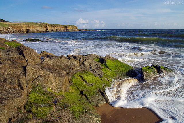 Photographie de rochers au bord de l'océan sur la côte  du Morbihan en Bretagne