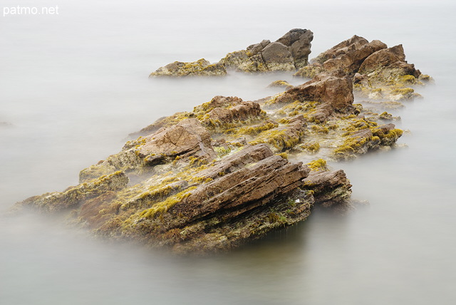 Photo en pose longue de rochers dans la mer mediterranee
