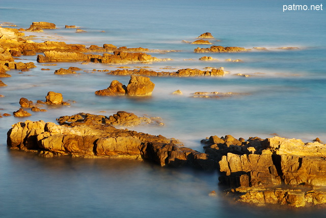 Photo de rochers dans la mediterranee au pradet - pose longue
