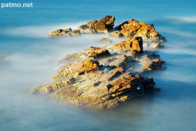 Image de rochers dans les vagues de la mediterranee - pose longue
