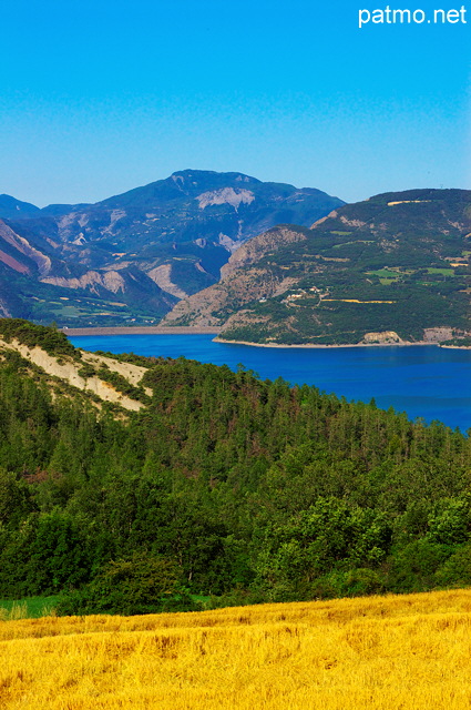 Photographie du Lac de Serre Ponçon dans les Hautes Alpes