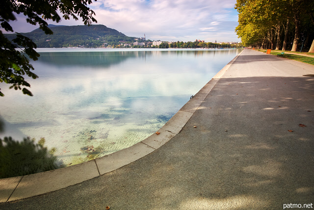 Image du lac d'Annecy au bord de l'avenue d'Albigny en Haute Savoie