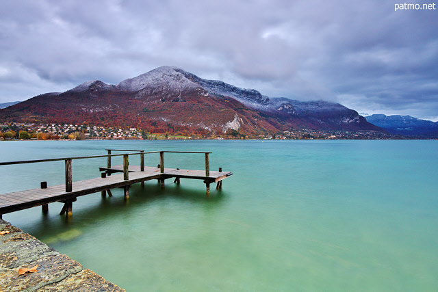 Image du lac d'Annecy et du Mont Veyrier après les premières neiges d'automne