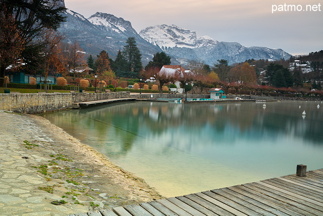 Photo du lac d'Annecy avec la montagne de la Tournette et le port de Menthon Saint Bernard