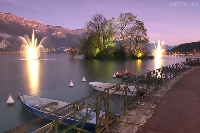 Image of a winter dusk on Annecy lake and Veyrier mountain