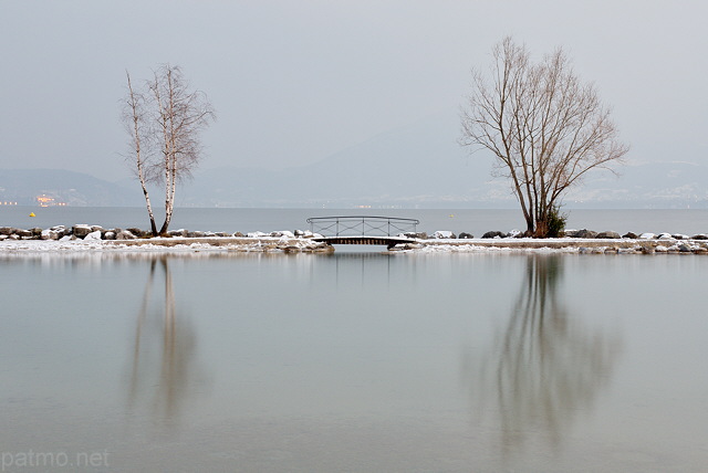 Photographie des bords du lac d'Annecy un soir d'hiver