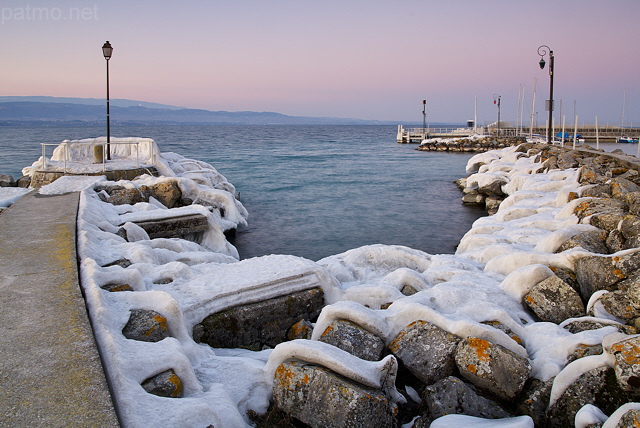 Photographie d'un crpuscule d'hiver sur le port Nernier au bord du lac Lman