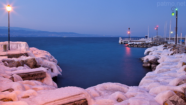 Photographie du port de Nernier à l'heure bleue sur le lac Léman
